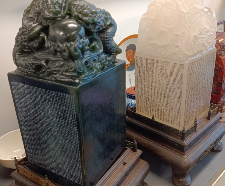 大幅毛笔书法作品，黑色墨汁在白色宣纸上，传统装裱，展厅照明