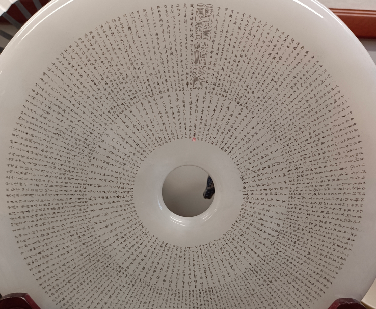 大幅毛笔书法作品，行书风格，流畅笔触，展厅环境