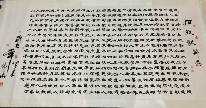 大幅毛笔书法作品，隶书风格，古朴典雅，展厅环境